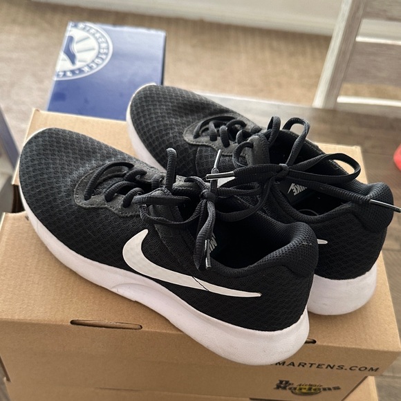 Nike Black Mesh Sneakers with White Swoosh - Picture 1 of 4